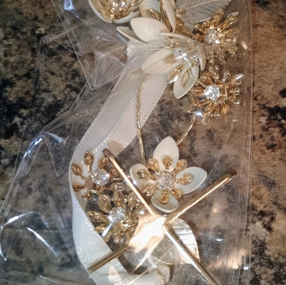Elegant Floral Hair Bridal Elegant Headband Brand New David's Bridal Accessory - Picture 2 of 3